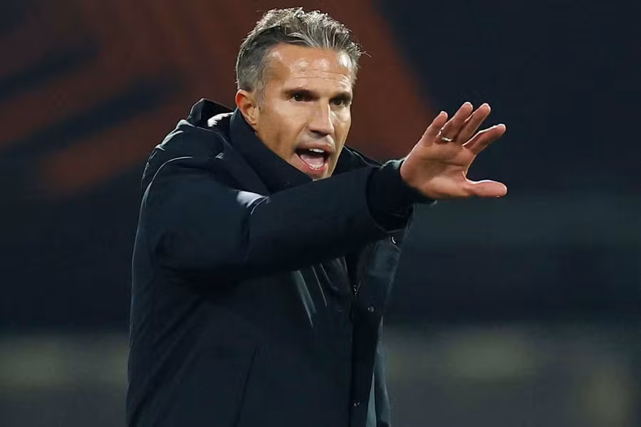 Feyenoord coach Van Persie considers Lingard move