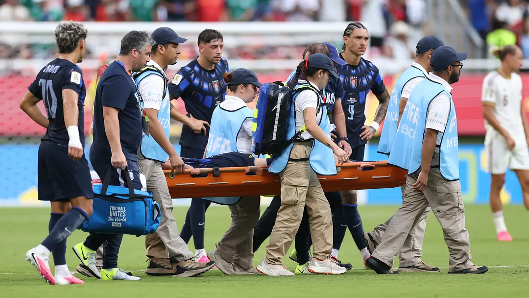 Uruguay’s Manuel Ugarte Stretchered Off in World Cup Clash Against Spain, Jeopardizing Manchester United Transfer Plans